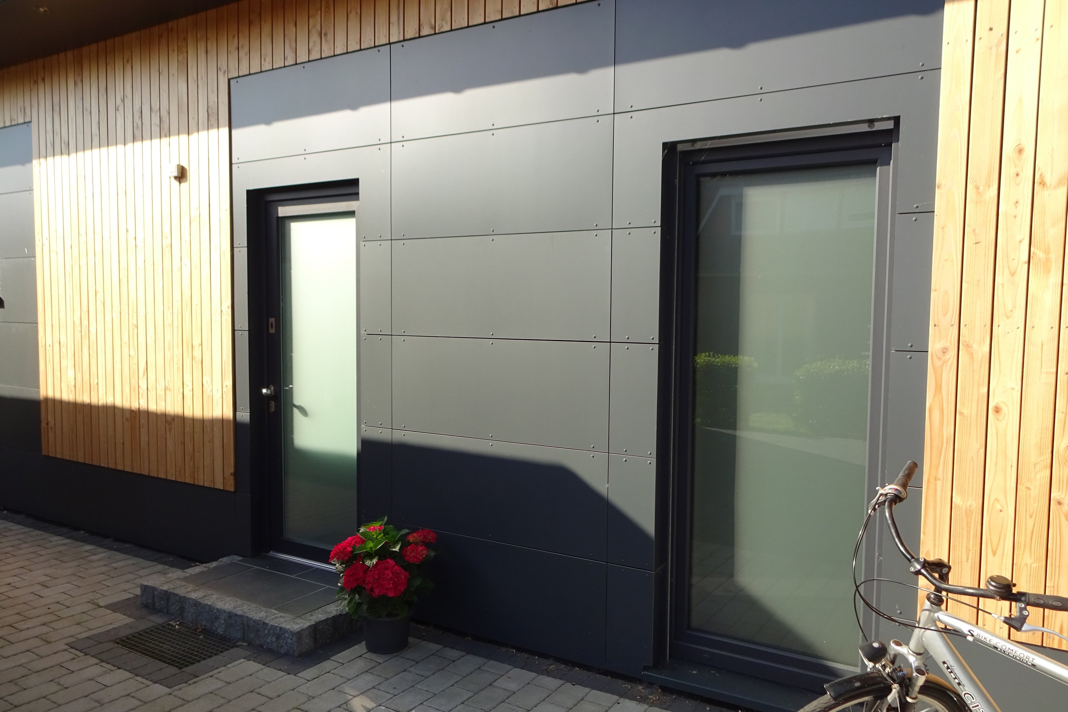 HPL Bau- und Fassadenplatte 8 mm anthrazit HPL Bau- und Fassadenplatte 8 mm anthrazit